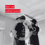 Zwei Maler des Sanierungsunternehmens WABRA TEC tapezieren die Decke eines Raumes.