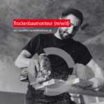 Ein Trockenbaumonteur der Firma WABRA TEC sägt eine Holzlatte zuecht.