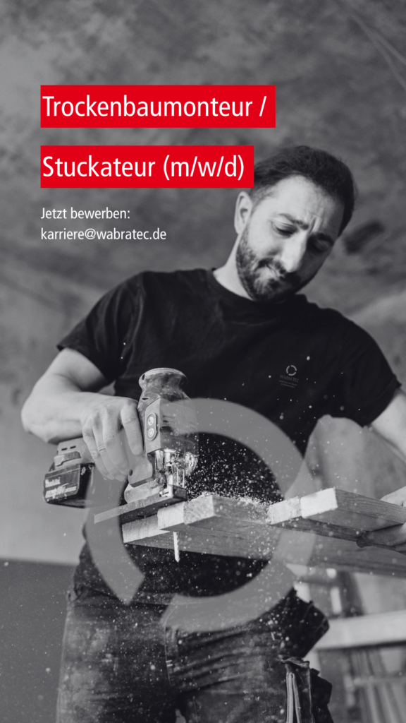 Ein Trockenbaumonteur der Firma WABRA TEC sägt eine Holzlatte klein.