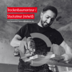 Ein Trockenbaumonteur der Firma WABRA TEC sägt eine Holzlatte zurecht.