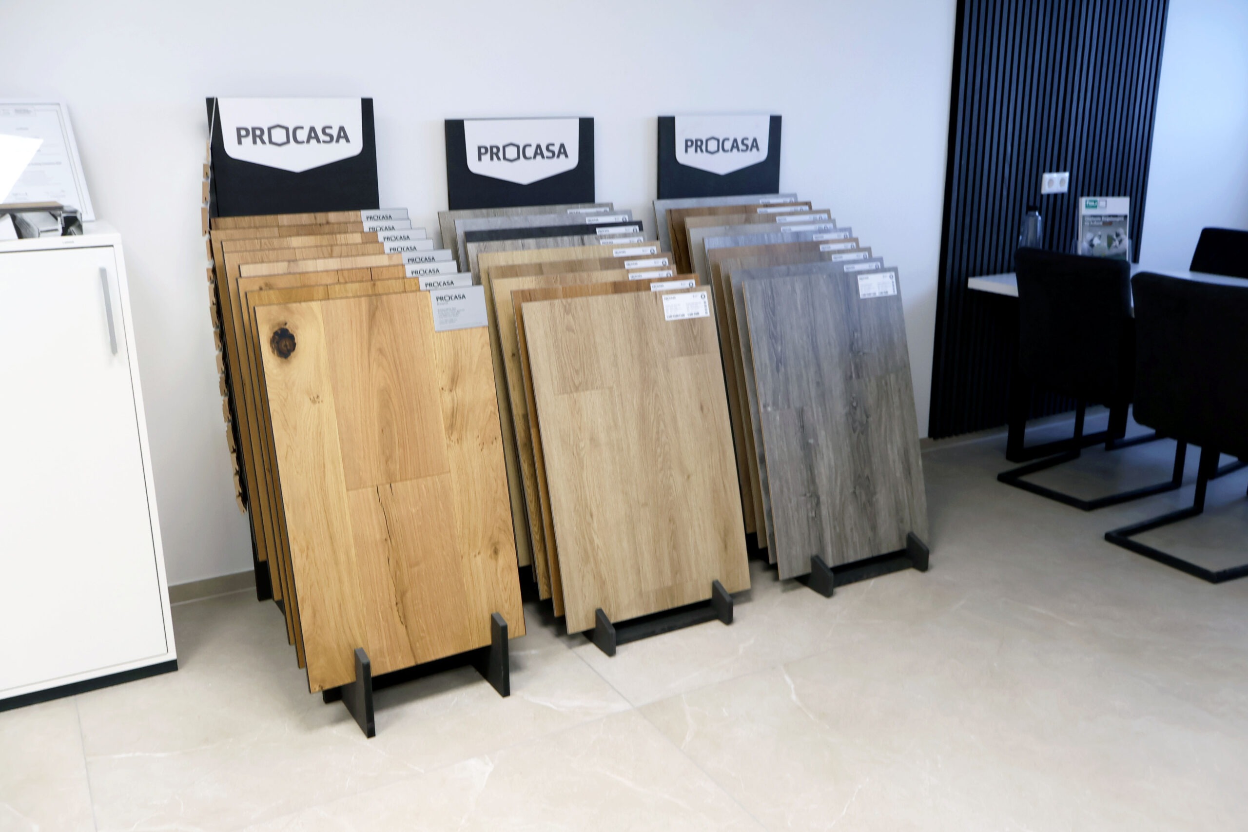 Ausstellungsstücke von verschiedenen Holzbelägen gibt es in der Raumgalerie der Firma WABRA TEC zu sehen.