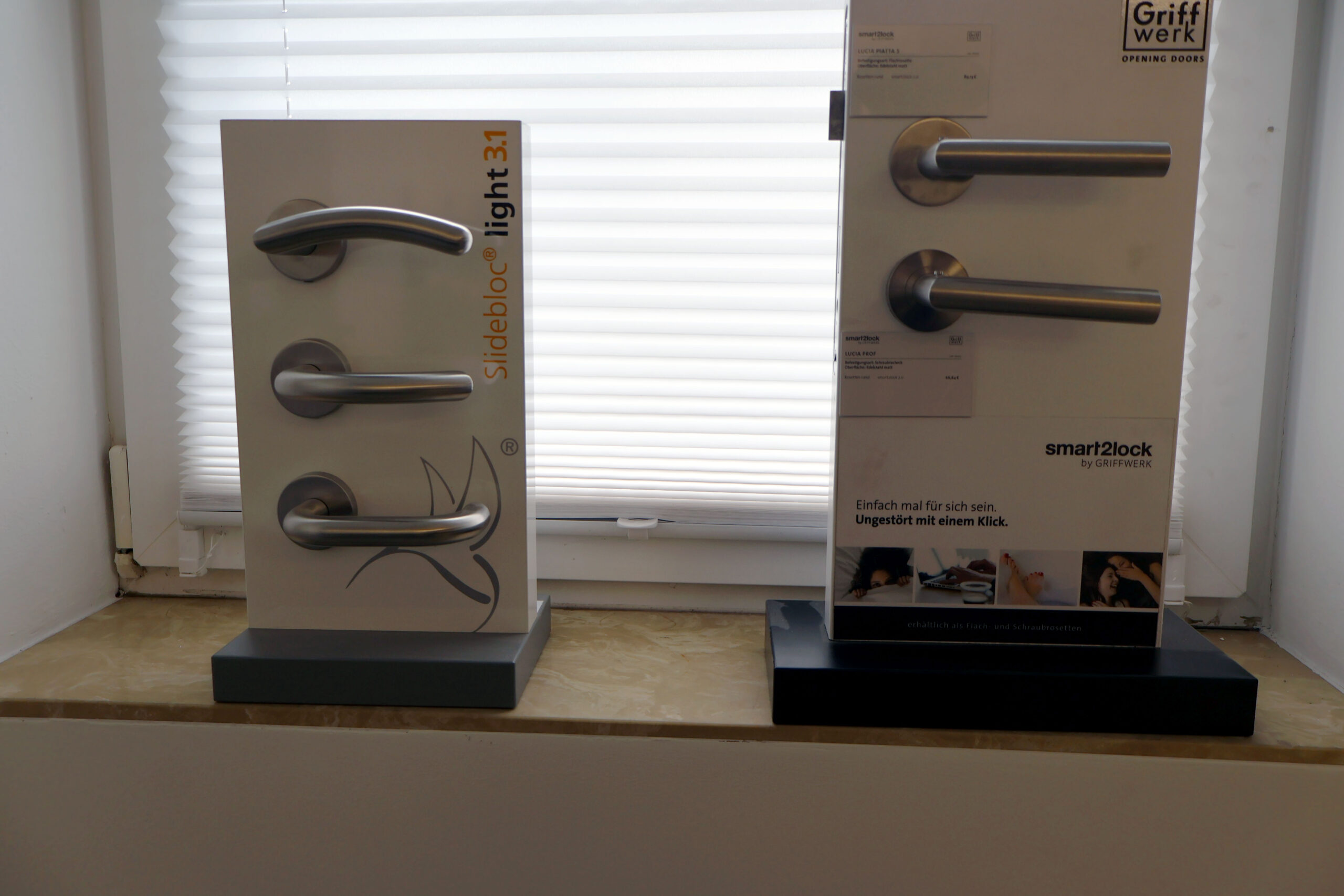 Die Ausstellungsfläche der Firma WABRA TEC zeigt unter anderem auch Türklinken.