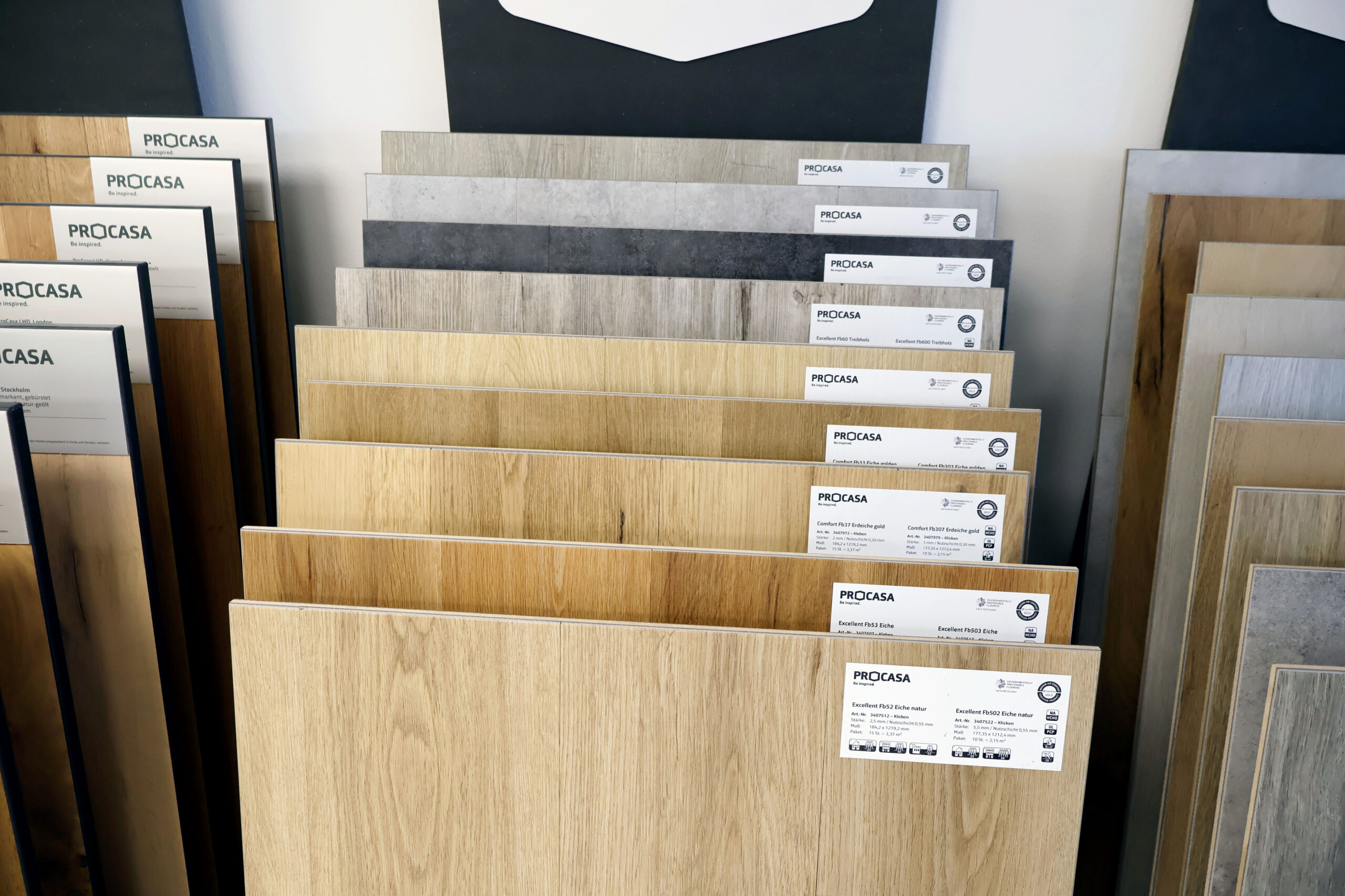 In der Ausstellung der Firma WABRA TEC sind hochwertige Holzmuster zu sehen.