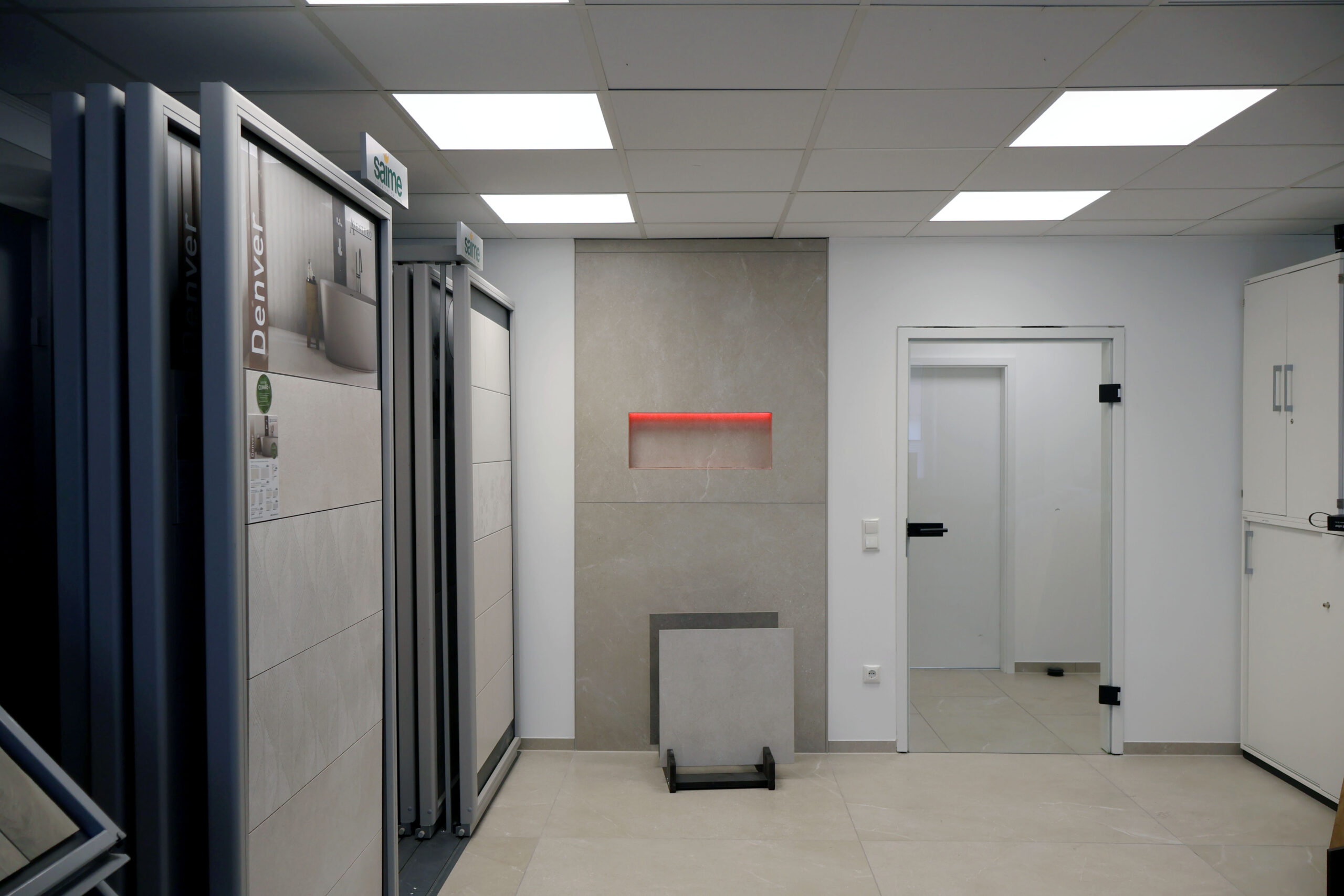 Großformatfliesen und indirekte Beleuchtung sind ebenfalls in der Ausstellung der Firma WABRA TEC zu besichtigen.