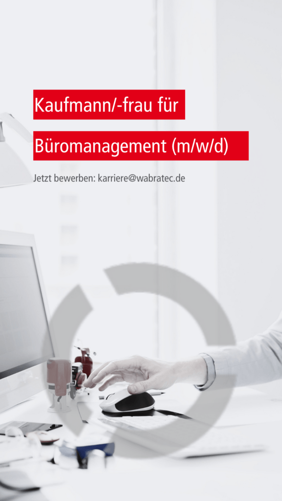 Ein Kaufmann für Büromanagement arbeitet an seinem Schreibtisch.