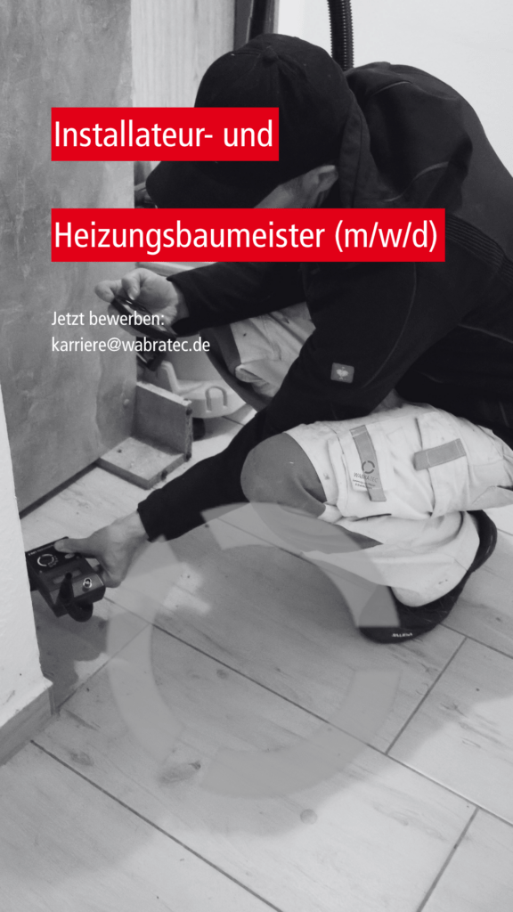 Ein Installateur und Heizungsbaumeister der Firma WABRA TEC misst die Feuchtigkeit in der Wand.