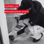 Ein Installateur und Heizungsbaumeister misst die Feuchtigkeit in der Wand.