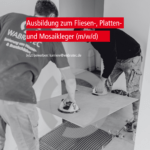 Zwei Fliesenleger der Firma WABRA TEC legen eine Großformatfliese.