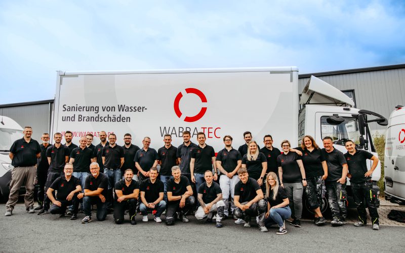 Das Team von WABRA TEC steht vor dem LKW mit eigener Werbung und ist bereit für die Kontakt Aufnahme von Kunden.